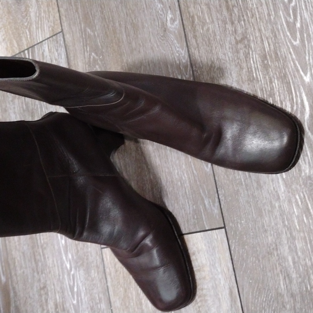 Harvard Square brown leather Italian made zip ankle boots. Size 8.5